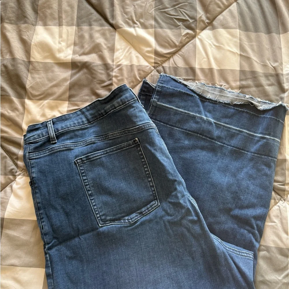 Woman’s Plus Size Wide Leg Jeans Buttery Soft Stretch 28W Old Navy - Picture 3 of 15